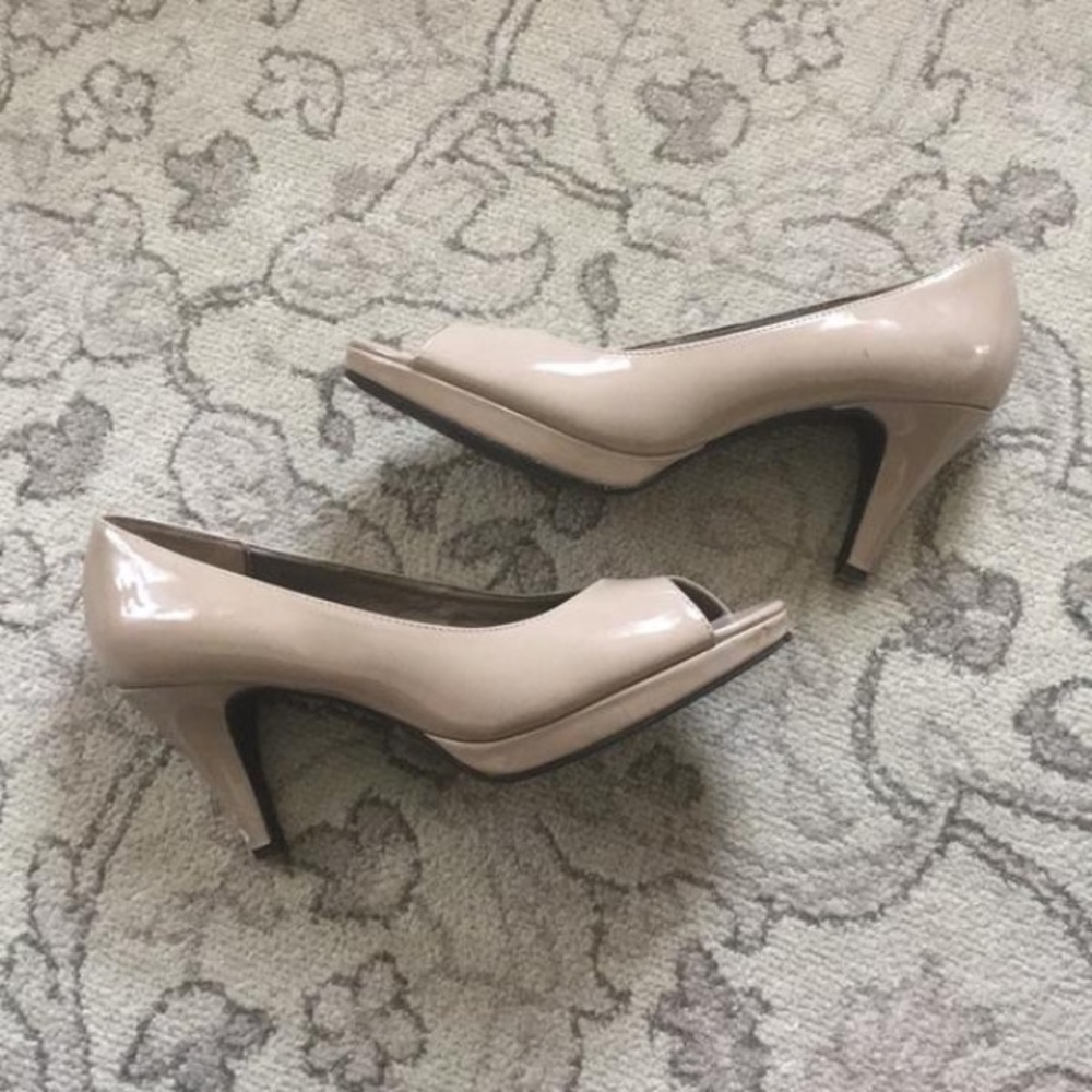 Nude Pumps